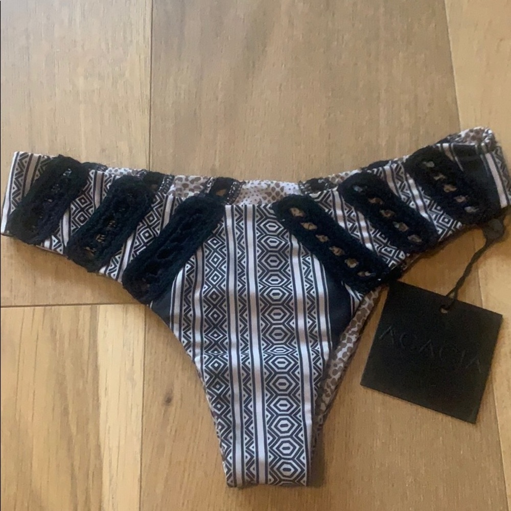 Acacia bottom